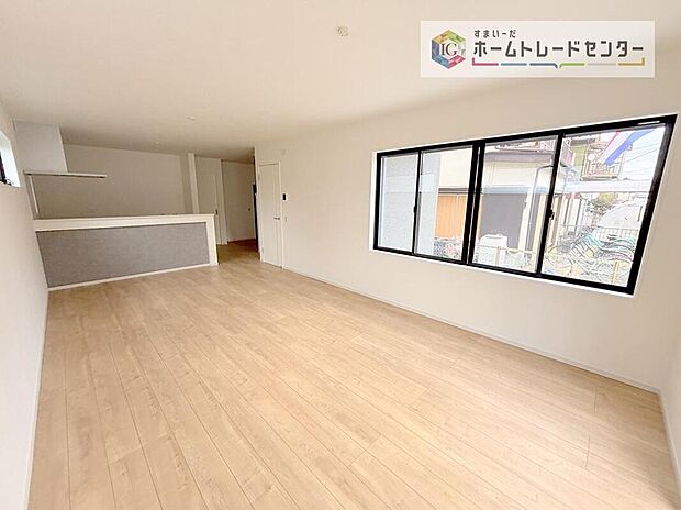 対面キッチンの前にダイニングテーブルを置き、手前側がリビングスペースになるかと思います。広く奥行きがありますので、ダイニング、リビングの各スペースの役割をしっかり分けて確保していただけます。