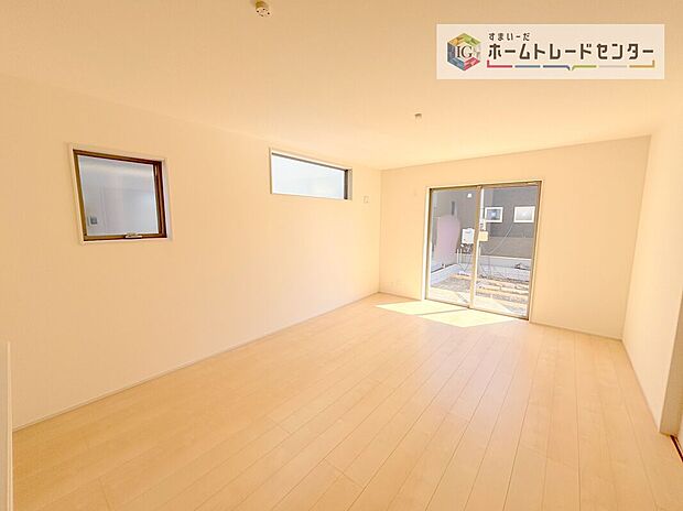 リビングにはこだわって開口部を可能な限り多く設けました。日当たり、風通しを良くするのはもちろんですが、やはり人が集まる場所ですので、開放感が必要な場所だと思います。広々としたリビングをお楽しみください