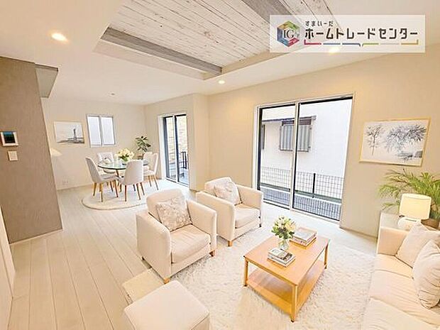 ダイニング、リビングの各スペースがしっかりと確保できるLDKです。※現況の物件写真に、CG による画像処理を行っています。家具、家電、照明器具、小物、カーテン、その他のイメージはCG です。

