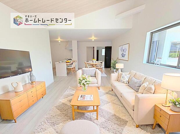 ダイニング、リビングの各スペースがしっかりと確保できるLDKです。※現況の物件写真に、CG による画像処理を行っています。家具、家電、照明器具、小物、カーテン、その他のイメージはCG です。