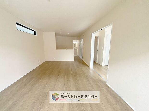 縦長で奥行きのあるリビングは、家具の配置がしやすく使い勝手が非常に良いです。特にソファを配置した時にその便利さがお分かりいただけると思います。ゆったりと、くつろげる場所でなくてはならないと考えています