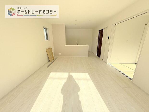 縦長で奥行きのあるリビングは、家具の配置がしやすく使い勝手が非常に良いです。特にソファを配置した時にその便利さがお分かりいただけると思います。ゆったりと、くつろげる場所でなくてはならないと考えています