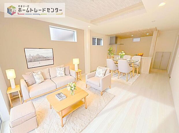 ダイニング、リビングの各スペースがしっかりと確保できるLDKです。※現況の物件写真に、CG による画像処理を行っています。家具、家電、照明器具、小物、カーテン、その他のイメージはCG です。