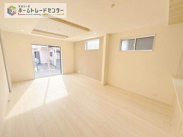 リビングにはこだわって開口部を可能な限り多く設けました。日当たり、風通しを良くするのはもちろんですが、やはり人が集まる場所ですので、開放感が必要な場所だと思います。広々としたリビングをお楽しみください