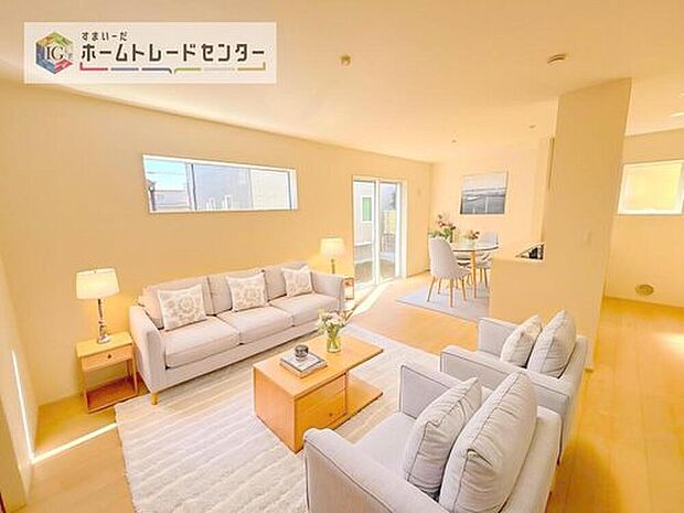 ダイニング、リビングの各スペースがしっかりと確保できるLDKです。※現況の物件写真に、CG による画像処理を行っています。家具、家電、照明器具、小物、カーテン、その他のイメージはCG です。