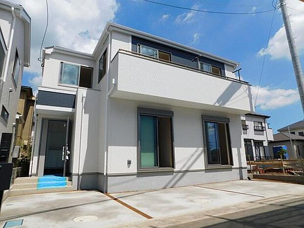 【類似外観同仕様】類似外観同仕様の物件になります。扉や窓の開口部の位置やデザインが異なります。建物のプレゼンテーションやモデルハウスのご案内も行っているので、お気軽にお問い合わせください。

