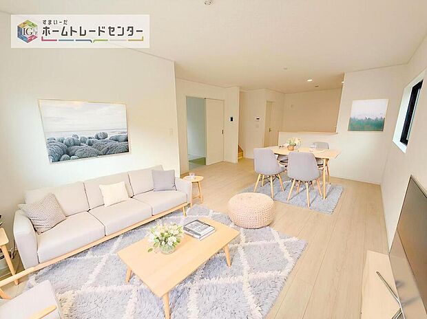 ダイニング、リビングの各スペースがしっかりと確保できるLDKです。※現況の物件写真に、CG による画像処理を行っています。家具、家電、照明器具、小物、カーテン、その他のイメージはCG です。