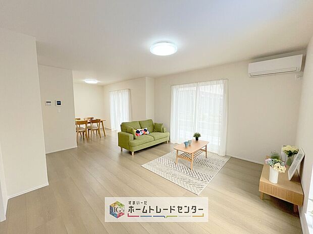 広々としたリビングは南側に設けた掃き出し窓からたくさんの陽光を取り入れてくれます。家族が集まる空間ですからやはり明るさと、暖かさは大切です。広さがありますので家具の配置に悩まなくて済むのも良いです。