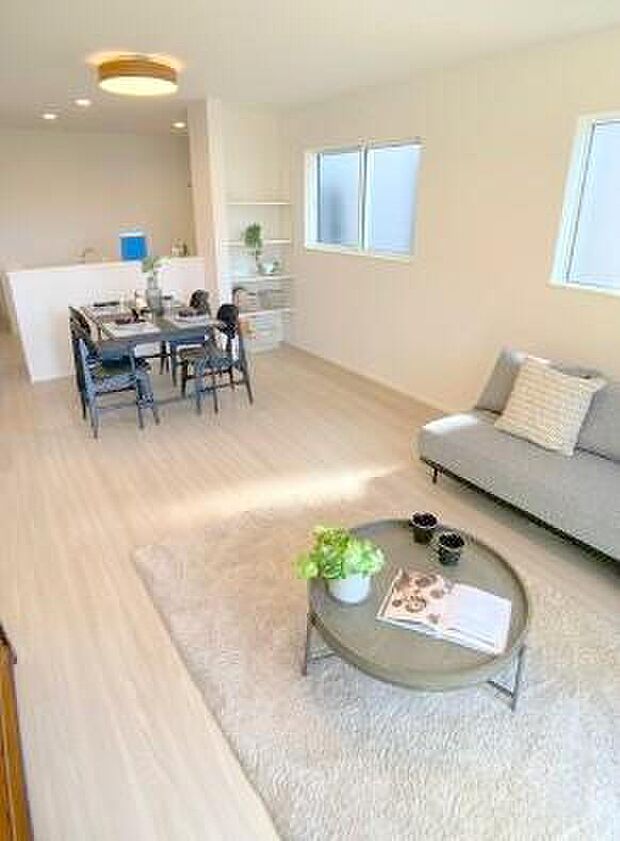 縦長で奥行きのあるリビングは、家具の配置がしやすく使い勝手が非常に良いです。特にソファを配置した時にその便利さがお分かりいただけると思います。ゆったりと、くつろげる場所でなくてはならないと考えています