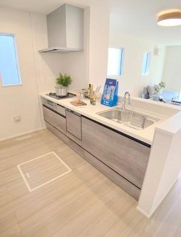 人気の対面式キッチン☆お食事の準備をしながらでもご家族とのコミュニケーションを楽しめます♪スライドタイプの収納を採用してますので、奥までしっかりと収納空間を利用できます。取り出しも簡単に♪