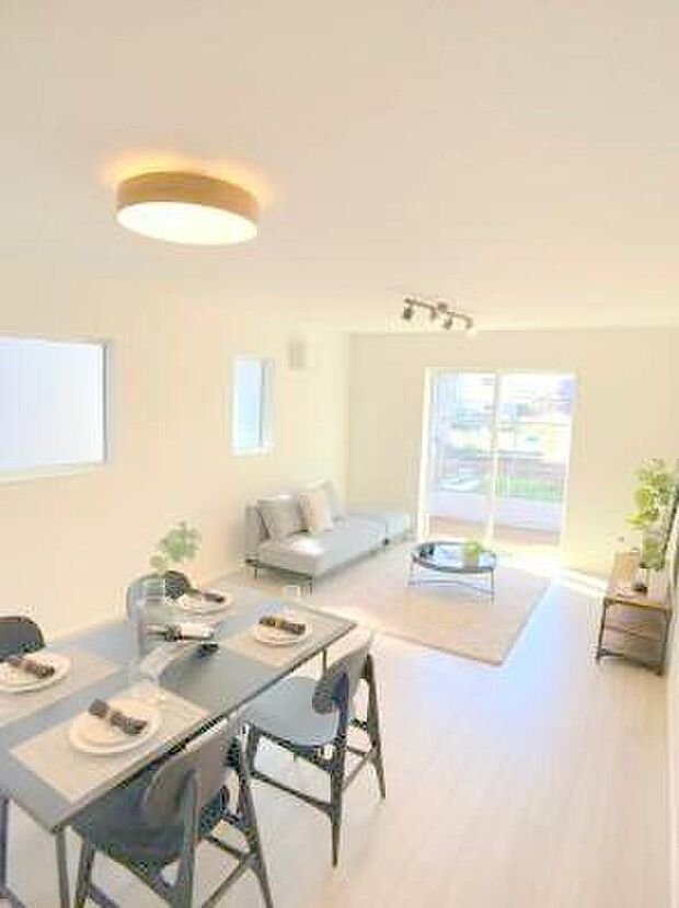 日当たりもよく、広々としたリビングです。ゆったりとした家族の時間をお過ごしいただけます。休日はご家族そろって、またはお友達を誘って、明るいリビングで楽しい時間をお過ごしください。