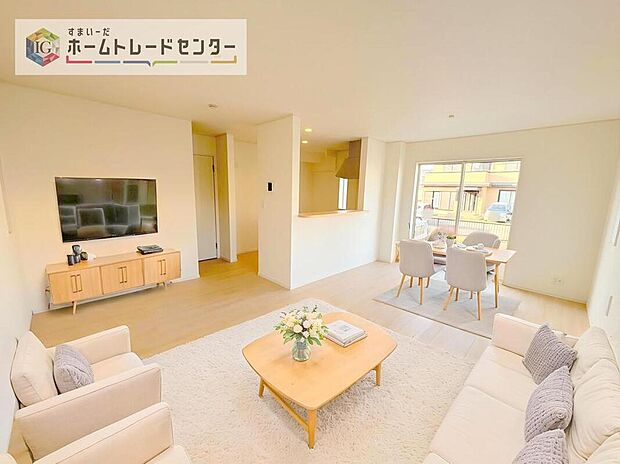 ダイニング、リビングの各スペースがしっかりと確保できるLDKです。※現況の物件写真に、CG による画像処理を行っています。家具、家電、照明器具、小物、カーテン、その他のイメージはCG です。