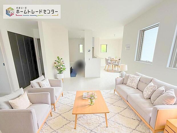 ダイニング、リビングの各スペースがしっかりと確保できるLDKです。※現況の物件写真に、CG による画像処理を行っています。家具、家電、照明器具、小物、カーテン、その他のイメージはCG です。