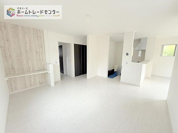 キッチンから見て、横長のリビングはご来客時に、キッチンはもちろんダイニングスペースを視界に入れない配置が可能です。生活感をお客様に見せたくない方などにも喜ばれています。家具の配置もしやすいのも良いです