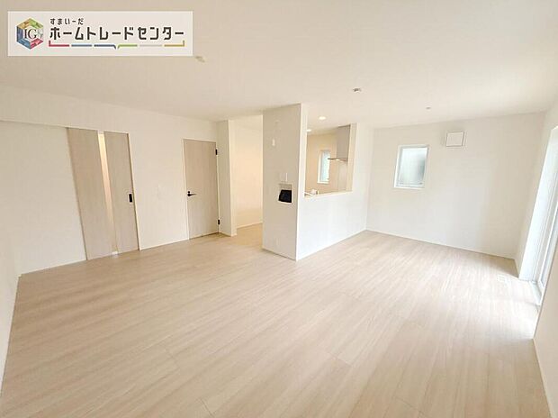 対面キッチンの前にダイニングテーブルを置き、手前側がリビングスペースになるかと思います。広く奥行きがありますので、ダイニング、リビングの各スペースの役割をしっかり分けて確保していただけます。