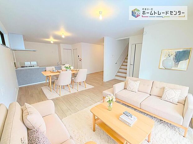 ダイニング、リビングの各スペースがしっかりと確保できるLDKです。※現況の物件写真に、CG による画像処理を行っています。家具、家電、照明器具、小物、カーテン、その他のイメージはCG です。