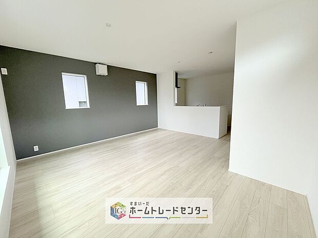 対面キッチンの前にダイニングテーブルを置き、手前側がリビングスペースになるかと思います。広く奥行きがありますので、ダイニング、リビングの各スペースの役割をしっかり分けて確保していただけます。