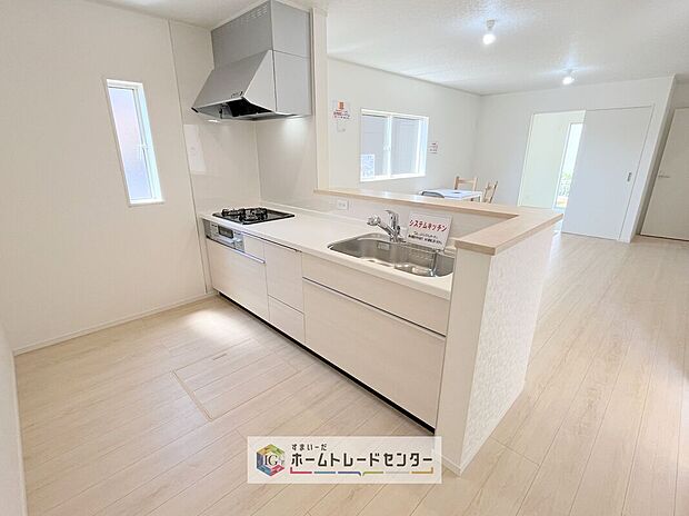 キッチンスペースは家族で作業が出来るよう広めにとりました。みんなで楽しくお料理をすれば、より美味しい食事が創れそうです。そしてお料理好きなお子様が育つかも、もちろん片付けもみんなでできます。