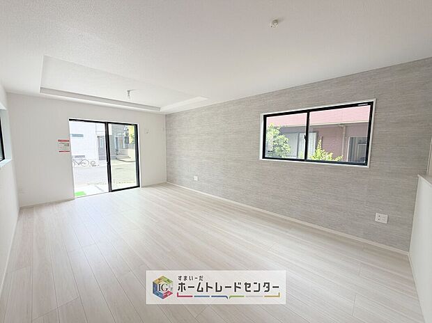リビングにはこだわって開口部を可能な限り多く設けました。日当たり、風通しを良くするのはもちろんですが、やはり人が集まる場所ですので、開放感が必要な場所だと思います。広々としたリビングをお楽しみください