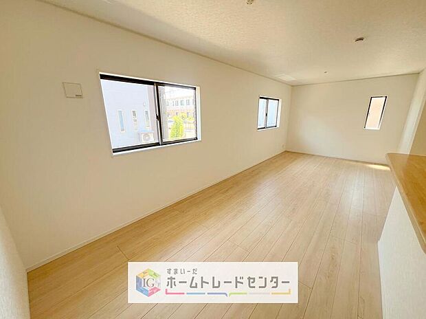 対面キッチンの前にダイニングテーブルを置き、手前側がリビングスペースになるかと思います。広く奥行きがありますので、ダイニング、リビングの各スペースの役割をしっかり分けて確保していただけます。