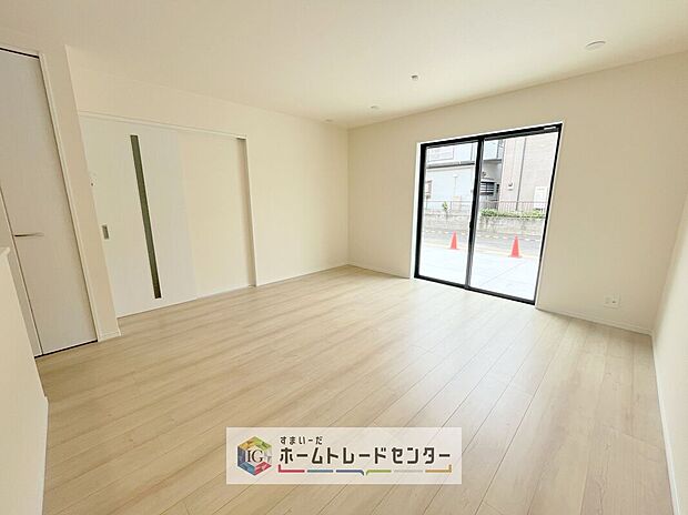 広々としたリビングは南側に設けた掃き出し窓からたくさんの陽光を取り入れてくれます。家族が集まる空間ですからやはり明るさと、暖かさは大切です。広さがありますので家具の配置に悩まなくて済むのも良いです。
