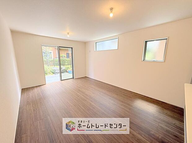 リビングにはこだわって開口部を可能な限り多く設けました。日当たり、風通しを良くするのはもちろんですが、やはり人が集まる場所ですので、開放感が必要な場所だと思います。広々としたリビングをお楽しみください