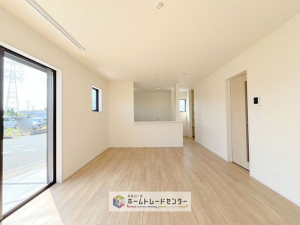 縦長で奥行きのあるリビングは、家具の配置がしやすく使い勝手が非常に良いです。特にソファを配置した時にその便利さがお分かりいただけると思います。ゆったりと、くつろげる場所でなくてはならないと考えています