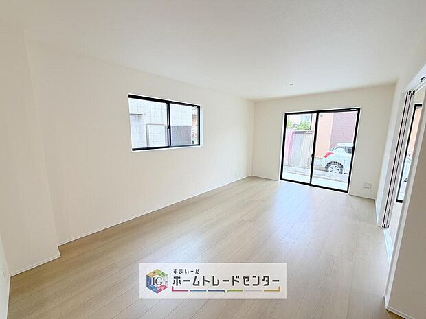 リビングにはこだわって開口部を可能な限り多く設けました。日当たり、風通しを良くするのはもちろんですが、やはり人が集まる場所ですので、開放感が必要な場所だと思います。広々としたリビングをお楽しみください