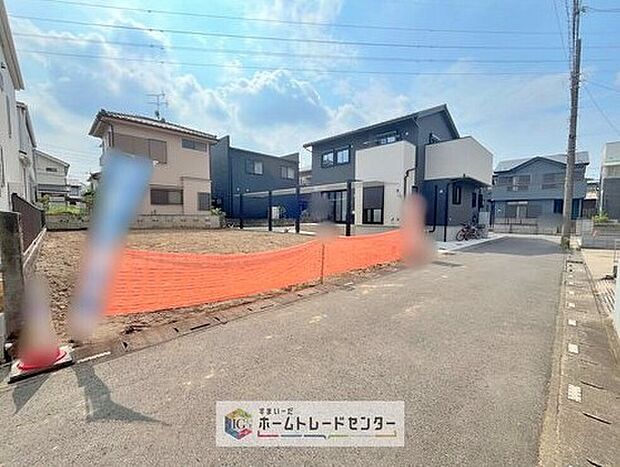 周辺は戸建てが並ぶ落ち着いた住環境。陽当たりや開放感が感じられ、生活利便性も実感できます。お気軽にお問い合わせください。