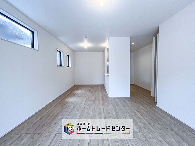 縦長で奥行きのあるリビングは、家具の配置がしやすく使い勝手が非常に良いです。特にソファを配置した時にその便利さがお分かりいただけると思います。ゆったりと、くつろげる場所でなくてはならないと考えています