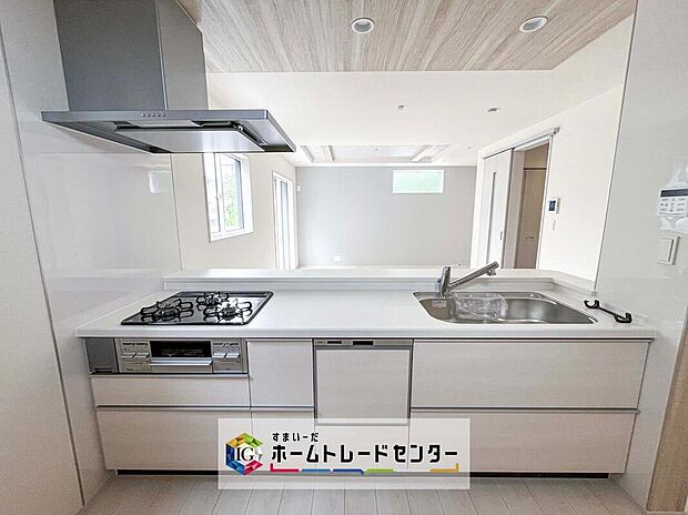 人気の対面式キッチン☆お食事の準備をしながらでもご家族とのコミュニケーションを楽しめます♪スライドタイプの収納を採用してますので、奥までしっかりと収納空間を利用できます。取り出しも簡単に♪