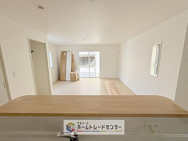 キッチンからリビングの視界です。家事をしていてもしっかりご家族とコミュニケーションをお取りいただけます。お片付けの当番になった方もこれでしっかりと話題の中に入っていけます。