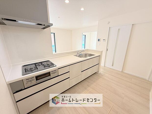 人気の対面式キッチン☆お食事の準備をしながらでもご家族とのコミュニケーションを楽しめます♪スライドタイプの収納を採用してますので、奥までしっかりと収納空間を利用できます。取り出しも簡単に♪