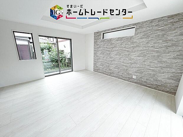 リビングにはこだわって開口部を可能な限り多く設けました。日当たり、風通しを良くするのはもちろんですが、やはり人が集まる場所ですので、開放感が必要な場所だと思います。広々としたリビングをお楽しみください