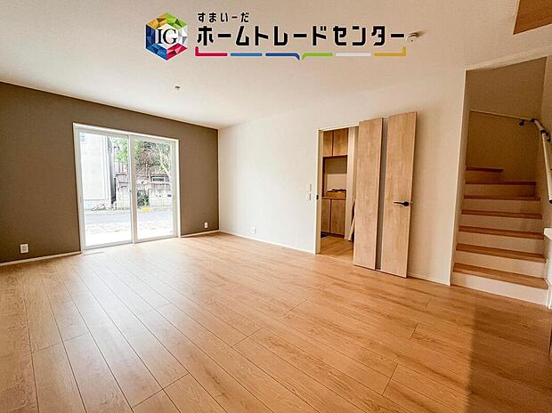 広々としたリビングは南側に設けた掃き出し窓からたくさんの陽光を取り入れてくれます。家族が集まる空間ですからやはり明るさと、暖かさは大切です。広さがありますので家具の配置に悩まなくて済むのも良いです。