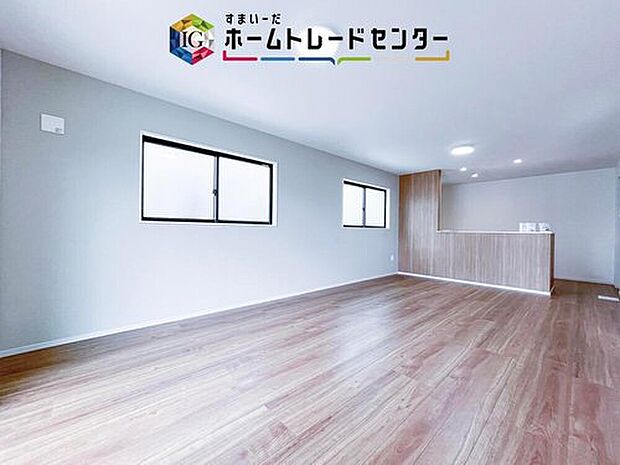 対面キッチンの前にダイニングテーブルを置き、手前側がリビングスペースになるかと思います。広く奥行きがありますので、ダイニング、リビングの各スペースの役割をしっかり分けて確保していただけます。