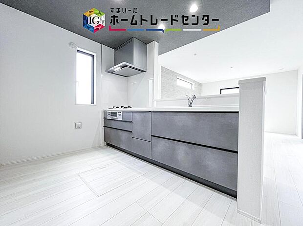 キッチンからリビングへの視界、動線です。対面キッチンですので、常にご家族が視界に入るのはもちろん、動線を広めにとっておりますので、お料理やお皿を持ちながらすれ違ってもぶつかる心配がありません。