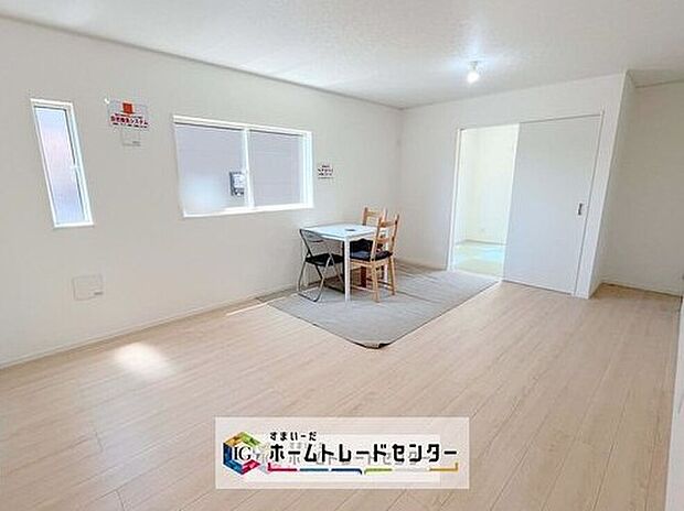 リビングにはこだわって開口部を可能な限り多く設けました。日当たり、風通しを良くするのはもちろんですが、やはり人が集まる場所ですので、開放感が必要な場所だと思います。広々としたリビングをお楽しみください