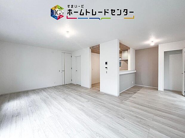 20帖超のLDKは、ダイニングとソファを置いても家族それぞれの居場所をつくりやすい広さ。食事の後も会話が続きやすく、休日はテレビや読書を楽しみながら同じ空間でゆっくり過ごせますね。