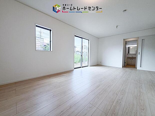 縦長で奥行きのあるリビングは、家具の配置がしやすく使い勝手が非常に良いです。特にソファを配置した時にその便利さがお分かりいただけると思います。ゆったりと、くつろげる場所でなくてはならないと考えています