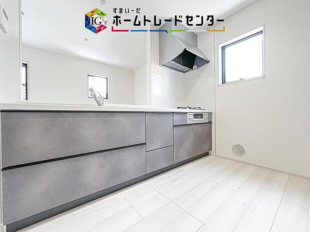 キッチンスペースはご家族みんなで作業ができるスペースを確保しております。みんなで楽しくお料理やお片付けをすれば、家事の時間も家族のコミュニケーションの時間に変わります。