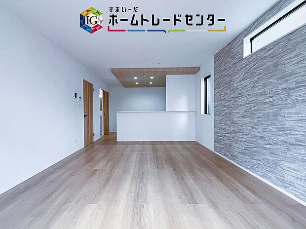 縦長で奥行きのあるリビングは、家具の配置がしやすく使い勝手が非常に良いです。特にソファを配置した時にその便利さがお分かりいただけると思います。ゆったりと、くつろげる場所でなくてはならないと考えています