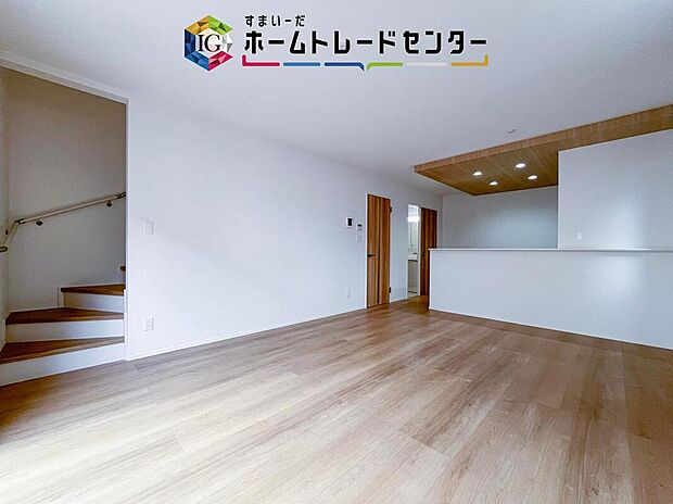 家族が毎日顔を合わせるリビングイン階段を採用、毎日のコミュニケーションを必ず取れるこの間取りは、多くのお客様の支持をいただいております。廊下など余分な空間が無くなり、リビングを広くとれるのもメリット♪