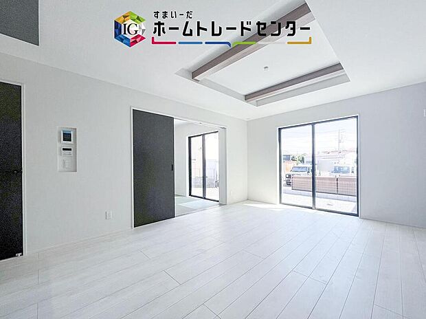 広々としたリビングは南側に設けた掃き出し窓からたくさんの陽光を取り入れてくれます。家族が集まる空間ですからやはり明るさと、暖かさは大切です。広さがありますので家具の配置に悩まなくて済むのも良いです。
