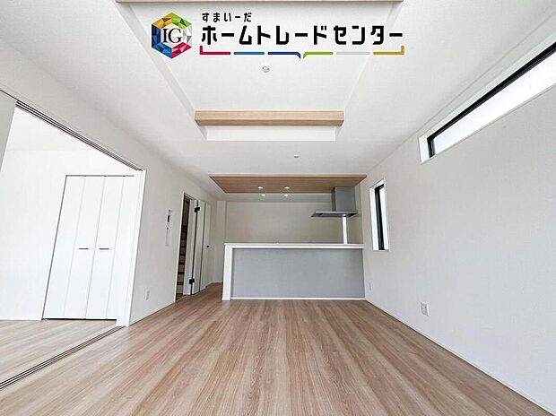 縦長で奥行きのあるリビングは、家具の配置がしやすく使い勝手が非常に良いです。特にソファを配置した時にその便利さがお分かりいただけると思います。ゆったりと、くつろげる場所でなくてはならないと考えています
