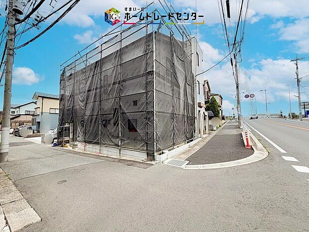 建築が進む現地の様子です。完成後は17帖のLDKで、ご家族が自然と集まる時間を楽しめる住まいに。家具の配置や食卓を囲む暮らしまで想像しながら、完成イメージをご案内いたします。現地でぜひご確認ください。