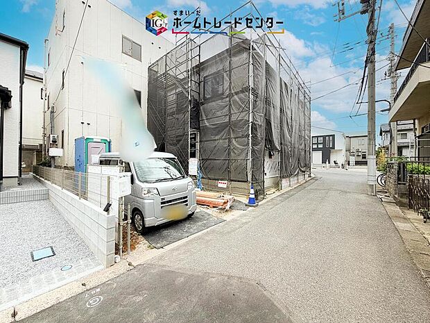 建物全体と周辺環境を広く見渡せる写真です。WICを備えた間取りなので、衣類や季節物をまとめて収納しやすく、帰宅後の片付けや朝の身支度まで整いやすい暮らしをイメージできます。暮らし方までご相談ください。