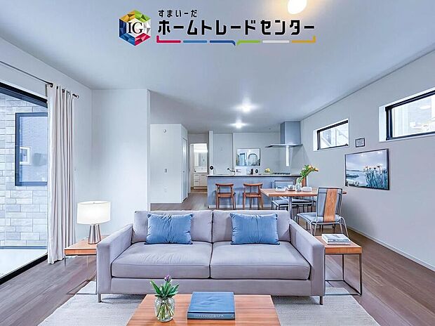 ダイニング、リビングの各スペースがしっかりと確保できるLDKです。※現況の物件写真に、CG による画像処理を行っています。家具、家電、照明器具、小物、カーテン、その他のイメージはCG です。