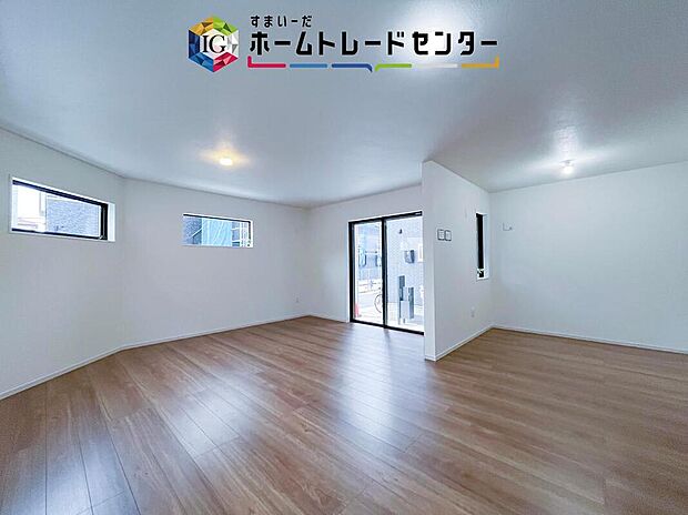 広々としたリビングは東側に設けた掃き出し窓からたくさんの陽光を取り入れてくれます。家族が集まる空間ですからやはり明るさと、暖かさは大切です。広さがありますので家具の配置に悩まなくて済むのも良いです。