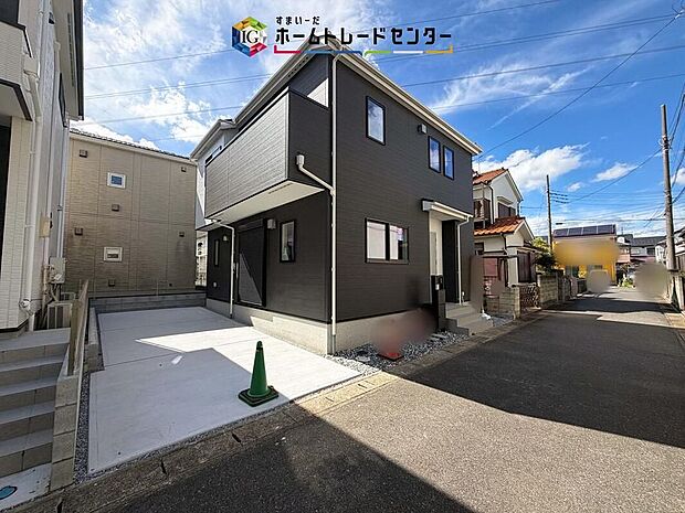 重厚感のあるダークカラーでまとめた外観。落ち着いた色合いが街並みに映え、すっきりとしたフォルムが印象的です。流行に左右されにくいデザインで、長く愛着を持って暮らせる住まいに仕上がっているのも魅力です。